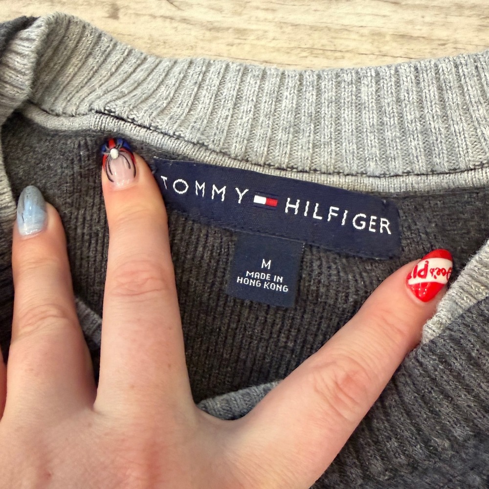 Tommy Hilfiger Mens V-Neck Sweater Charcoal Gray Knit Size M Flag Logo - Picture 4 of 7